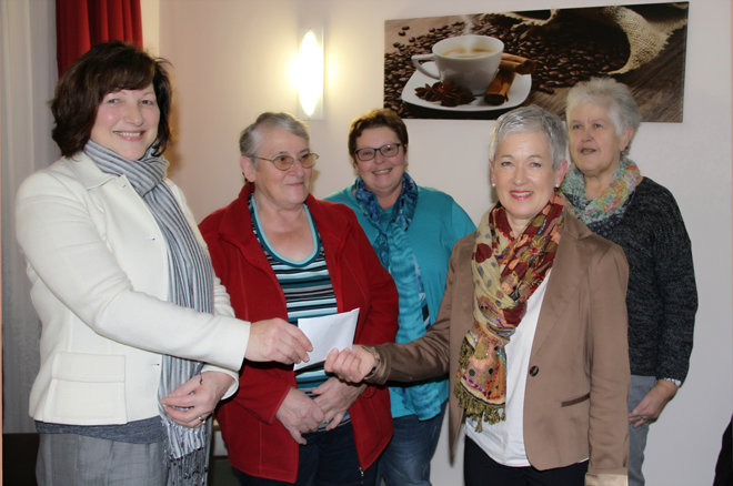 vorne von links Marlene Thiex &uuml;bergibt den Umschlag an Petra Bratsch, im Hintergrund von links Klara Fisch, Helga Schmitz, Anita Neises