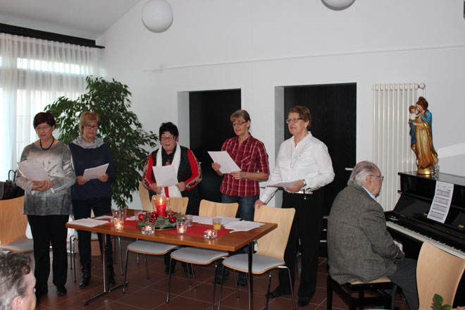v.l.n.r Heidi Sch&ouml;nhofen, Melitta Schunk, Gerlinde Steinhauser, Andrea Stockemer und Initiatorin Erika Kirchen begleitet von Matthias Th&ouml;mmes am Klavier