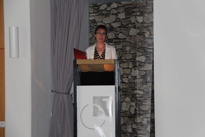 Geschäftsführerin Birgit Keuler bei ihrer Rede im Veranstaltungssaal