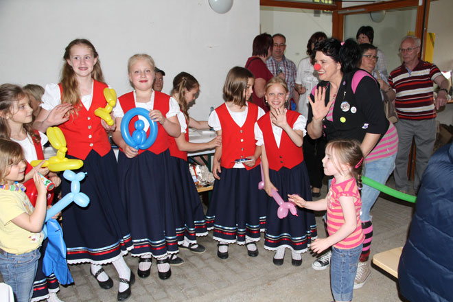 Kindertanzgruppe Karlshausen mit Demenz-Clown Wilhelmina Brummelchen