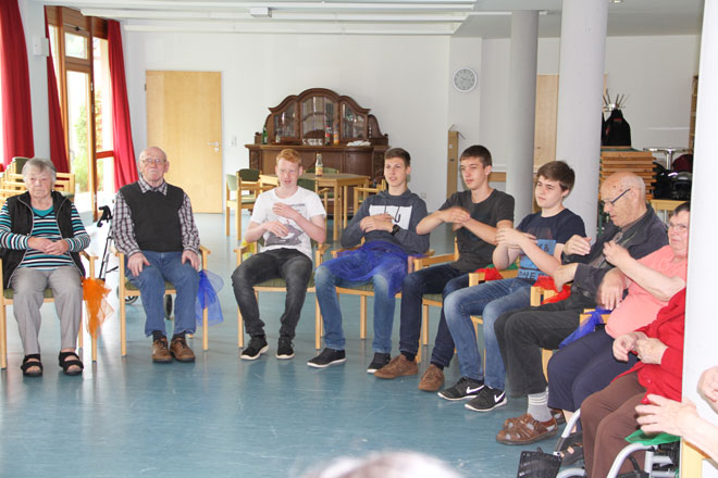 Sch&uuml;ler beim Sitztanz